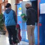 customer photo_travelers using left luggage storage and luggage locker service hanoi train station